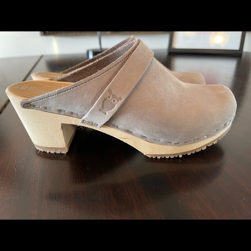 Sandgrens Clogs Size 36 fits like a 6.5 in Stone.